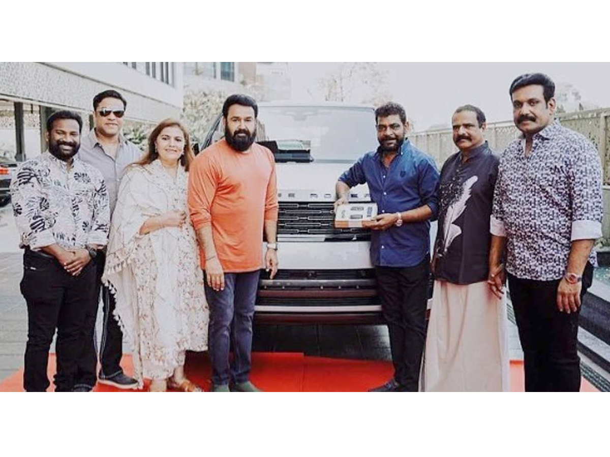 Malayalam actor Mohanlal buys a new generation Range Rover Photos - Sakshi2