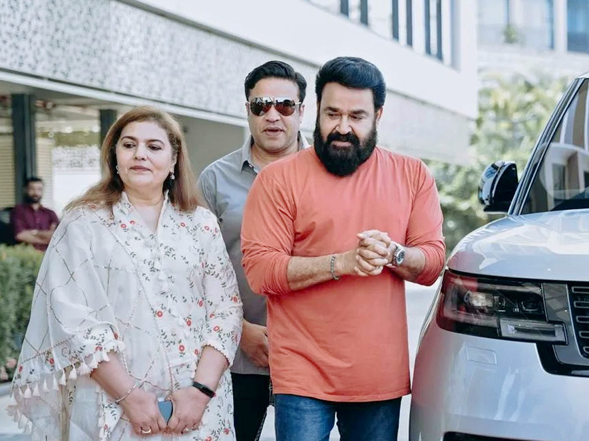 Malayalam actor Mohanlal buys a new generation Range Rover Photos - Sakshi5