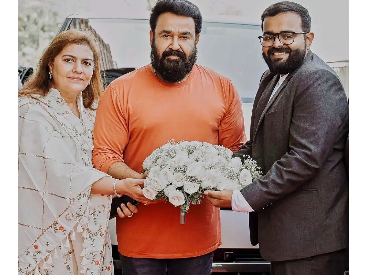 Malayalam actor Mohanlal buys a new generation Range Rover Photos - Sakshi6