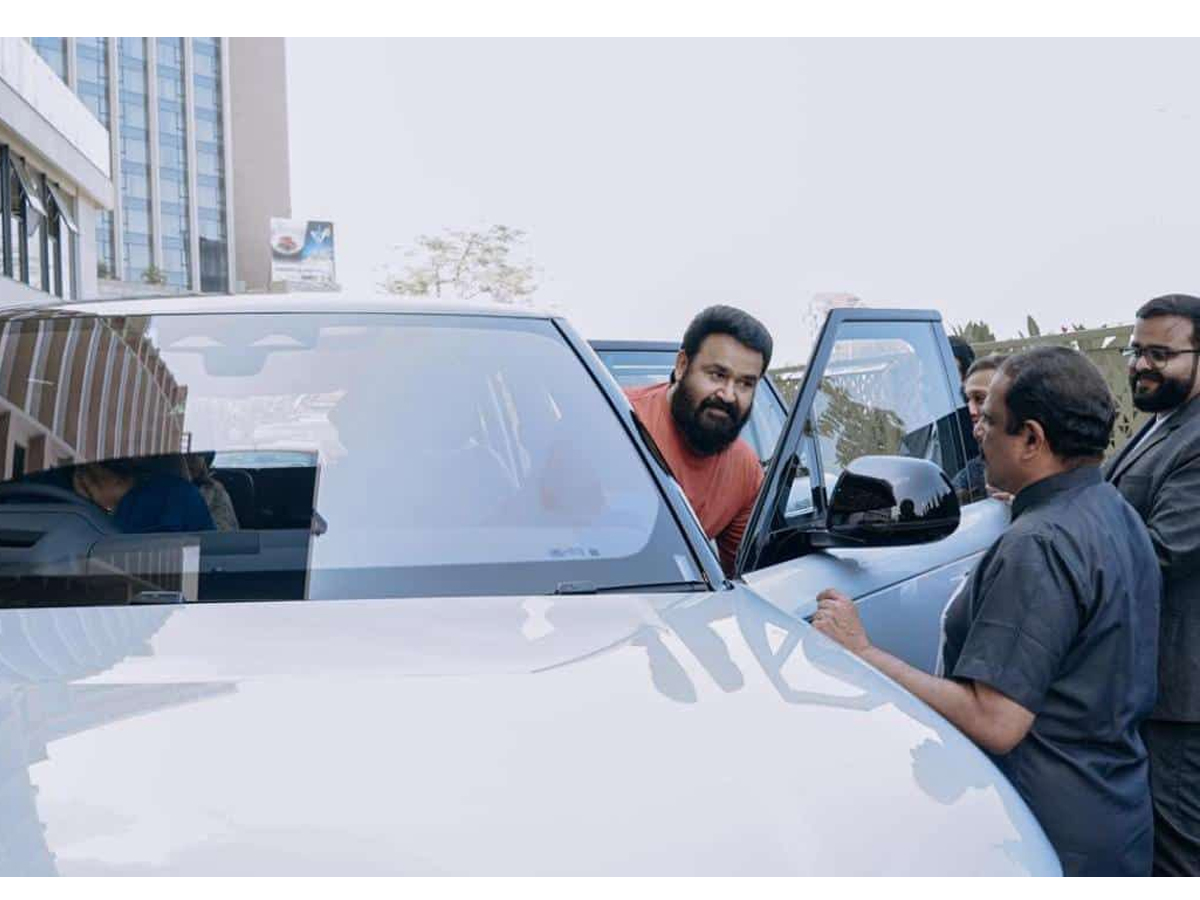 Malayalam actor Mohanlal buys a new generation Range Rover Photos - Sakshi7