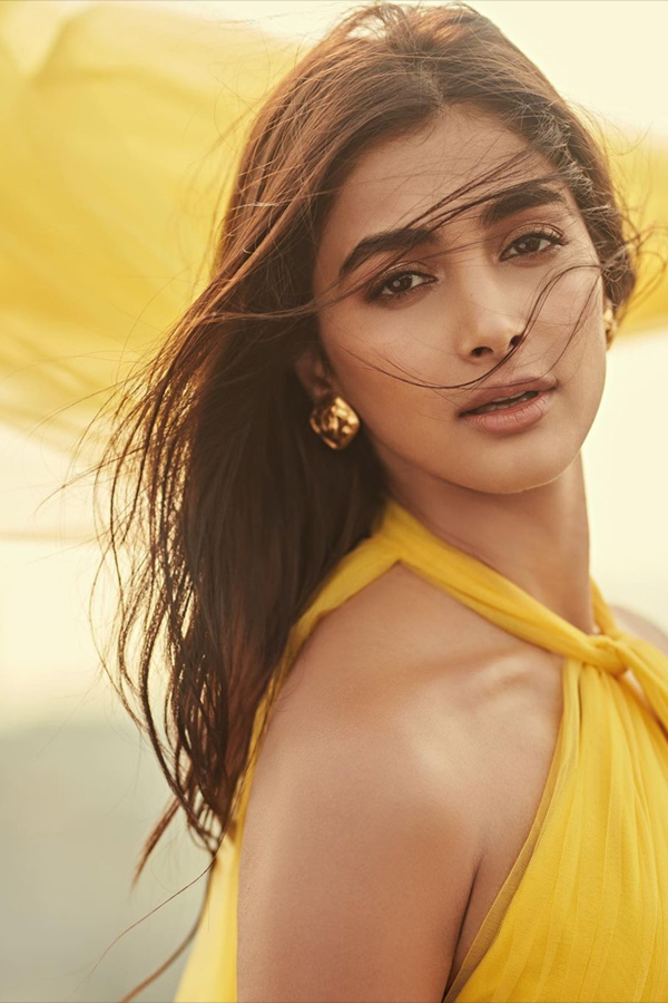 Actress Pooja Hegde Latest Beautiful Photos - Sakshi11