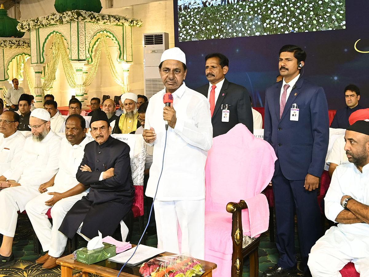 CM KCR Attends DawatEIftar Party at LB Stadium - Sakshi17