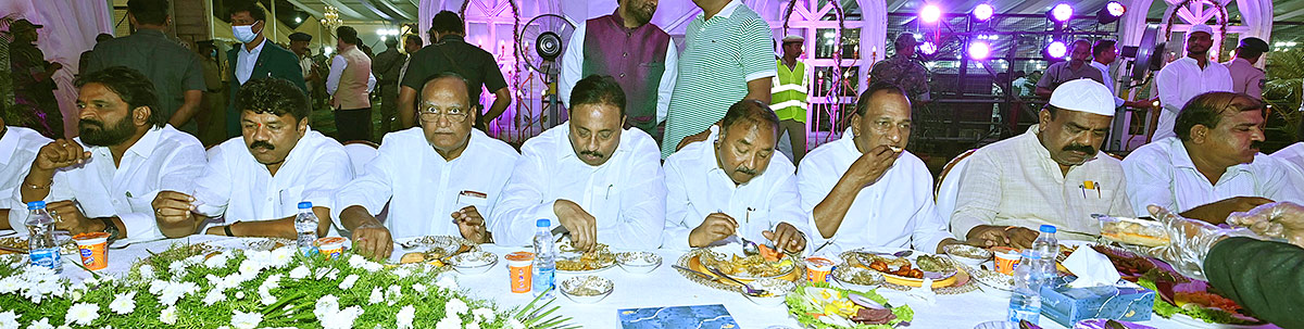 CM KCR Attends DawatEIftar Party at LB Stadium - Sakshi20