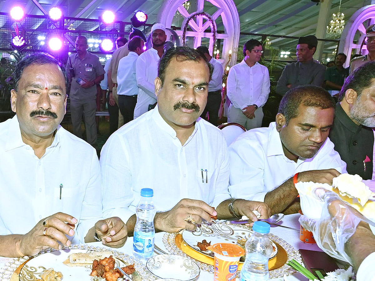 CM KCR Attends DawatEIftar Party at LB Stadium - Sakshi33