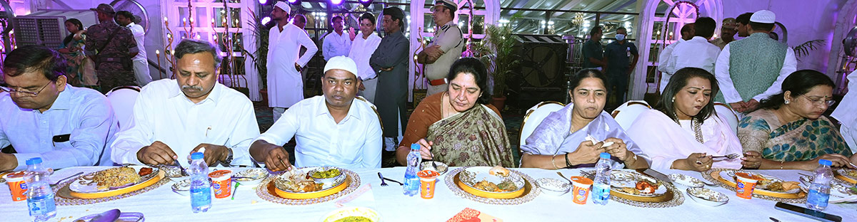 CM KCR Attends DawatEIftar Party at LB Stadium - Sakshi34