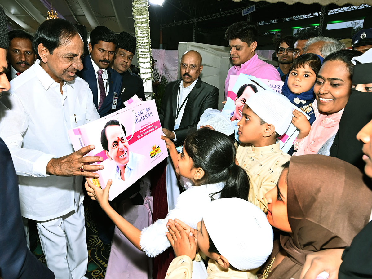 CM KCR Attends DawatEIftar Party at LB Stadium - Sakshi35