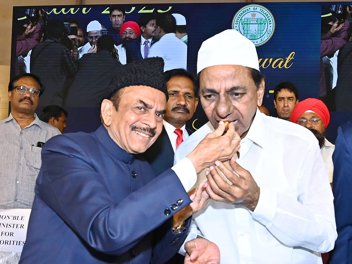 CM KCR Attends DawatEIftar Party at LB Stadium - Sakshi5