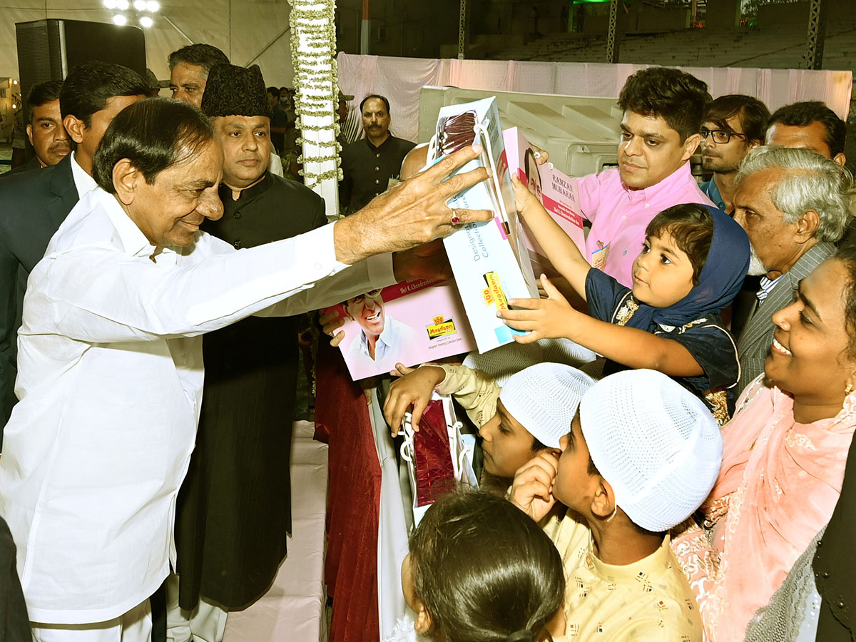 CM KCR Attends DawatEIftar Party at LB Stadium - Sakshi6