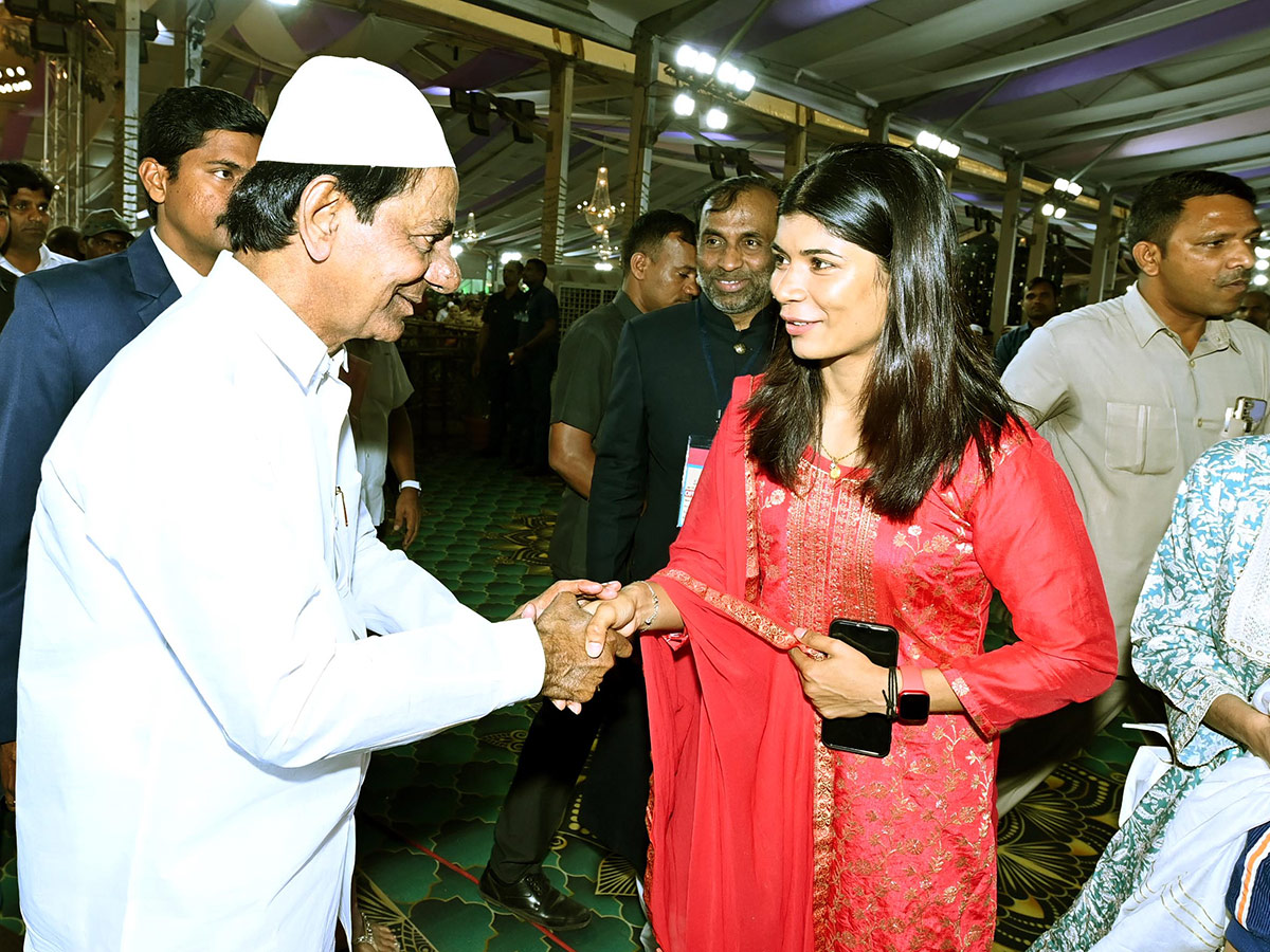 CM KCR Attends DawatEIftar Party at LB Stadium - Sakshi8