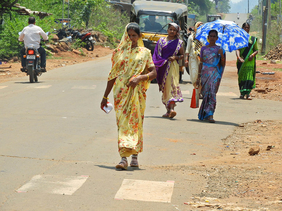 Severe Heat Waves In Telangana And AP Photos - Sakshi15