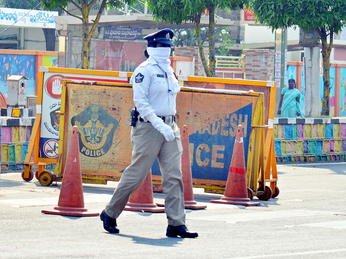 Severe Heat Waves In Telangana And AP Photos - Sakshi4