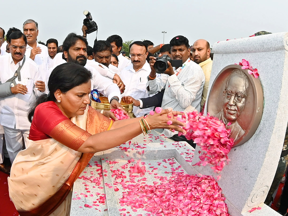 CM KCR Inaugurated Ambedkar Statue At Tank Bund Photos - Sakshi16