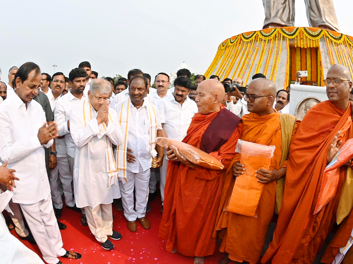 CM KCR Inaugurated Ambedkar Statue At Tank Bund Photos - Sakshi20