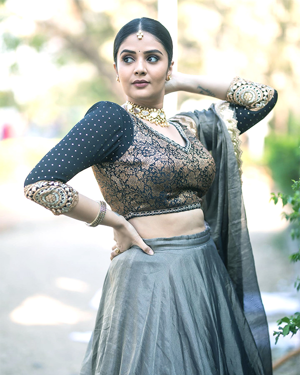 Telugu Anchor Sreemukhi Latest Photoshoot Pics - Sakshi19