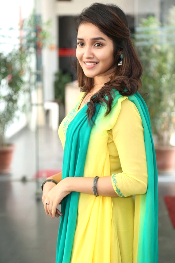 Actress Anikha Surendran Gorgeous HD Images - Sakshi9