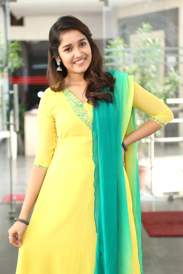 Actress Anikha Surendran Gorgeous HD Images - Sakshi11