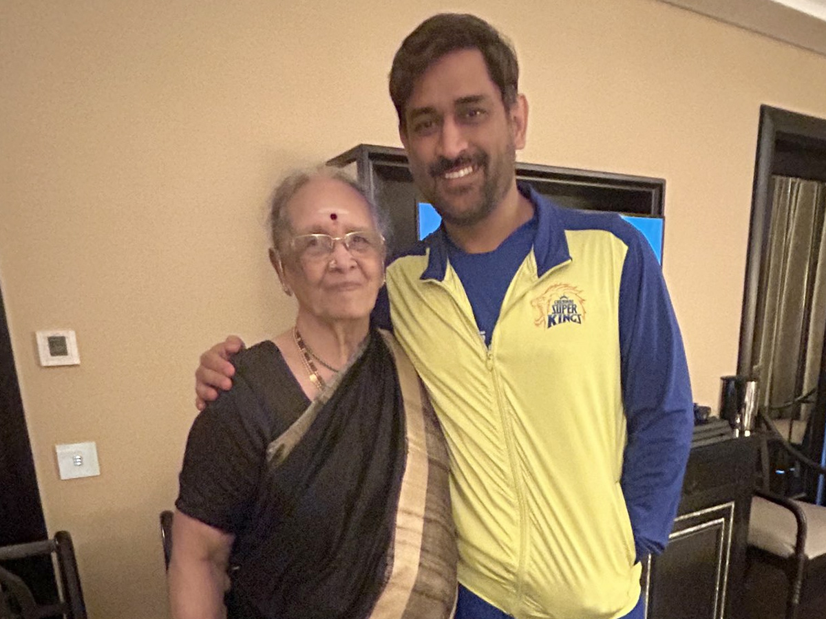 Khushbu Sundar praises Dhoni for visiting her mother in law Photos - Sakshi4