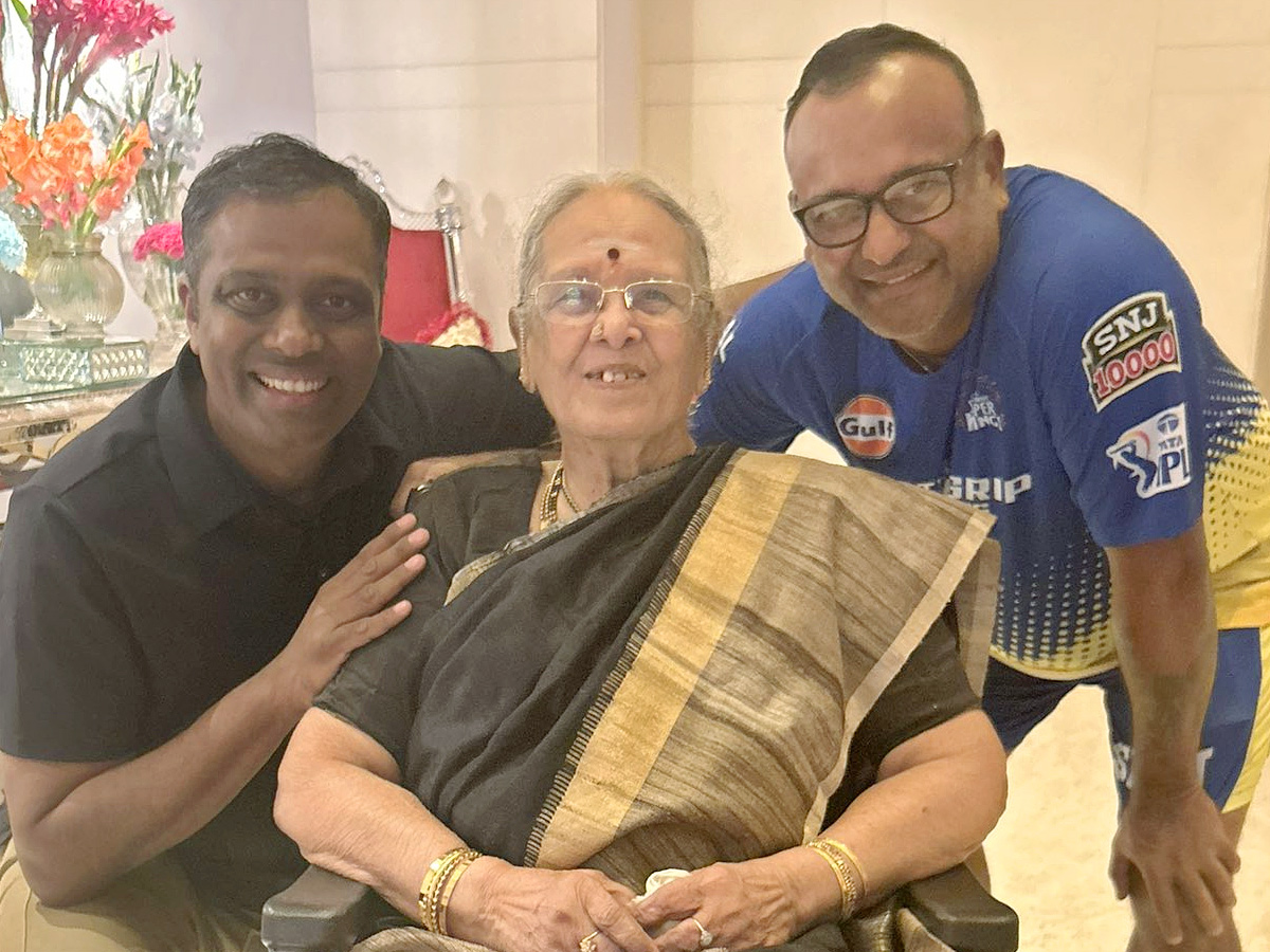 Khushbu Sundar praises Dhoni for visiting her mother in law Photos - Sakshi5