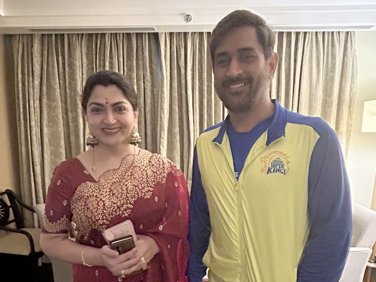 Khushbu Sundar praises Dhoni for visiting her mother in law Photos - Sakshi6