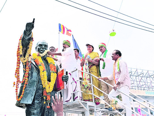 అంబేద్కర్‌ విగ్రహానికి పూలమాల వేస్తున్న ‘భట్టి’1