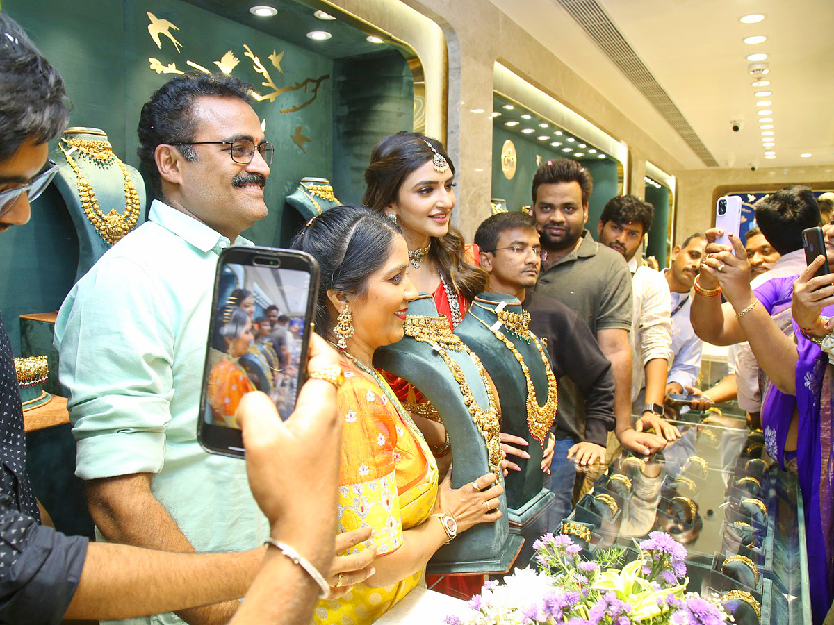 Actress Sreeleela CMR Jewellery Shopping Mall Opening Photos - Sakshi5