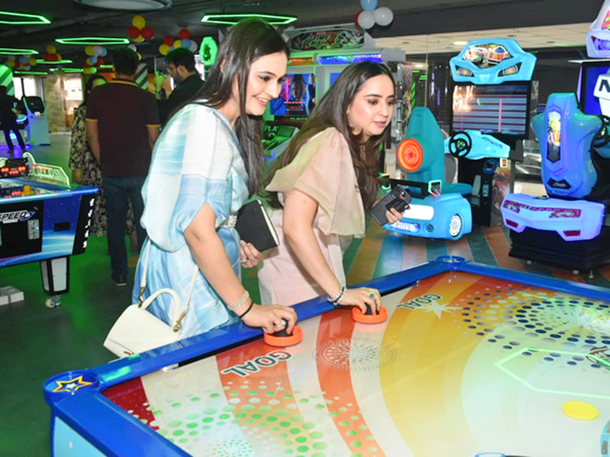 DJ Tillu Grandly Opened Hall Of Game Zone In Kompally Photos - Sakshi9