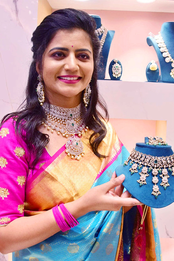 Kavya Kalyan Ram and Priyadarshi Inaugurated Orafo Jewellers Photos - Sakshi5