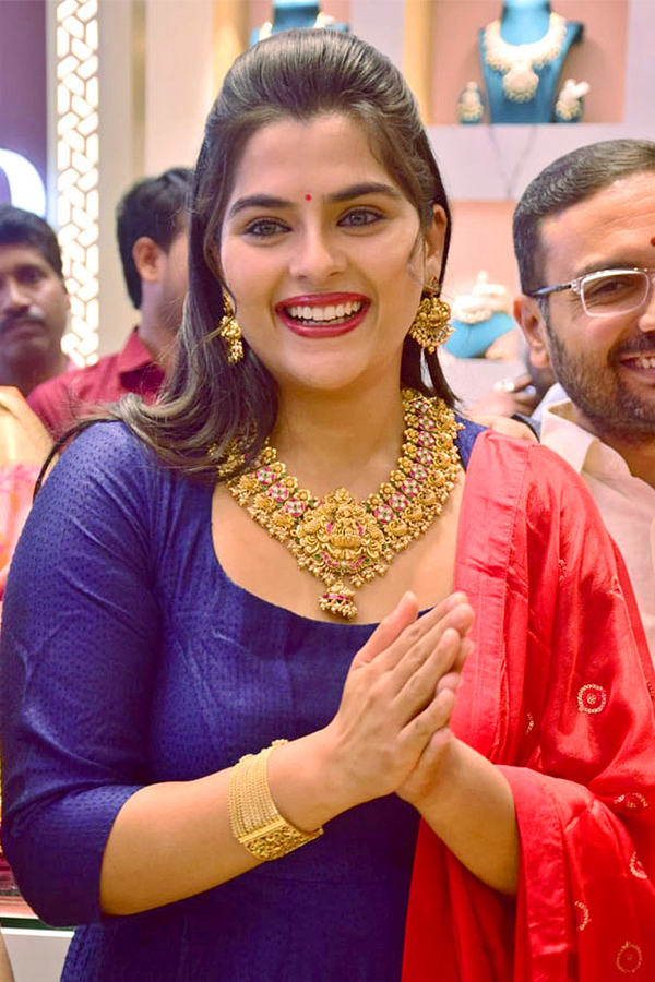 Kavya Kalyan Ram and Priyadarshi Inaugurated Orafo Jewellers Photos - Sakshi7