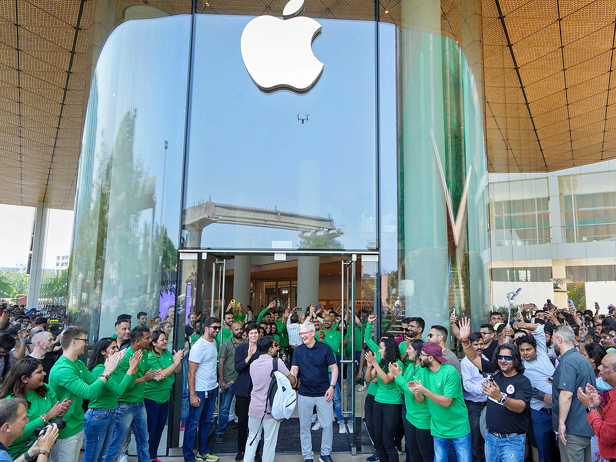 Apple CEO Tim Cook Opening Apple store in Mumbai - Sakshi21