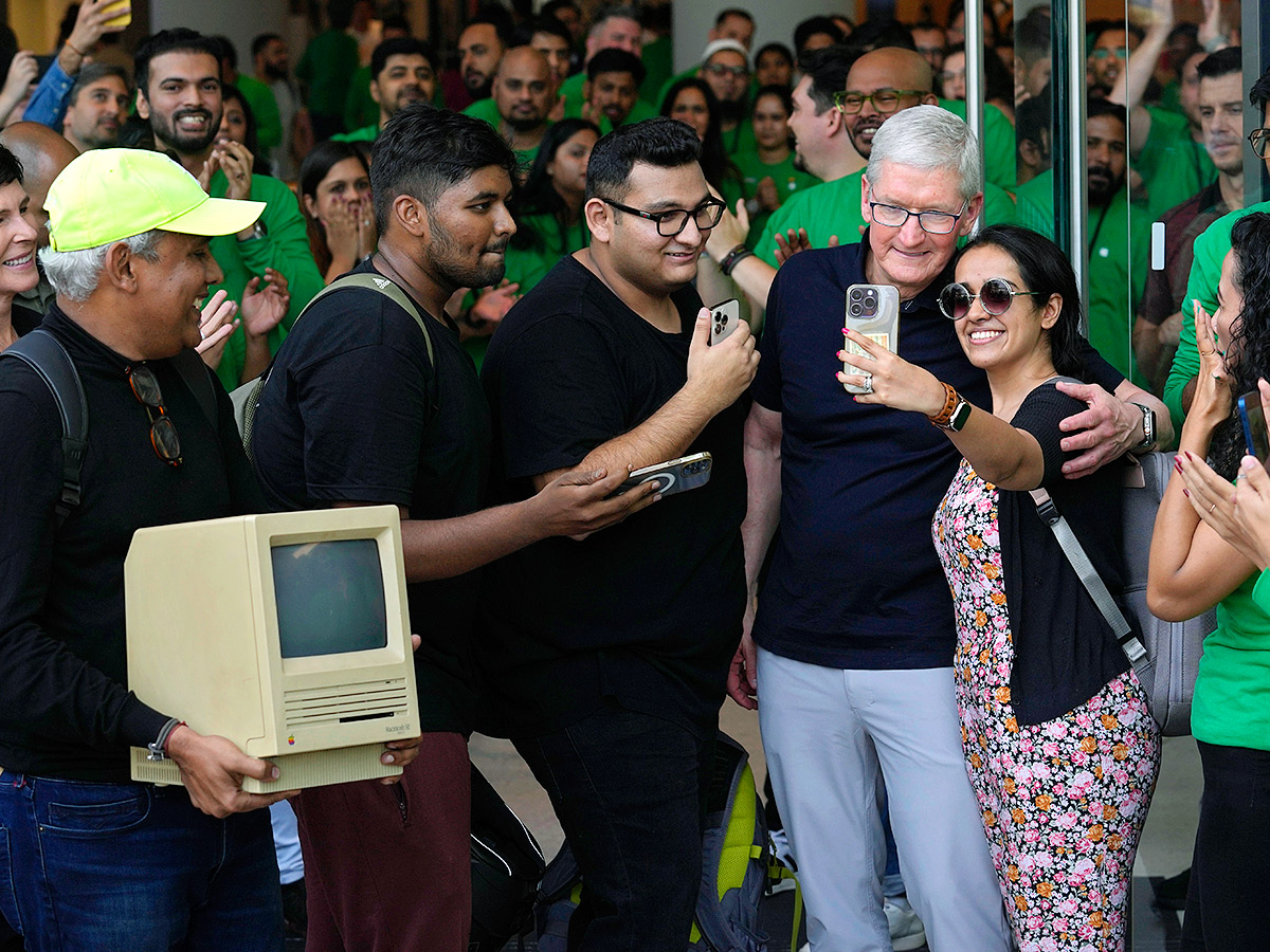 Apple CEO Tim Cook Opening Apple store in Mumbai - Sakshi22