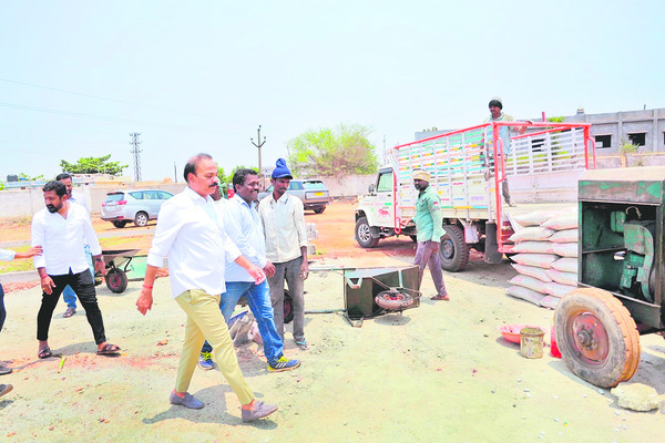 అభివృద్ధి పనులను పరిశీలిస్తున్న 
ఎంపీ రంజిత్‌రెడ్డి    1