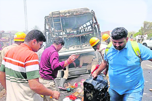 లగేజీని బయటకు తీస్తున్న దృశ్యం 1