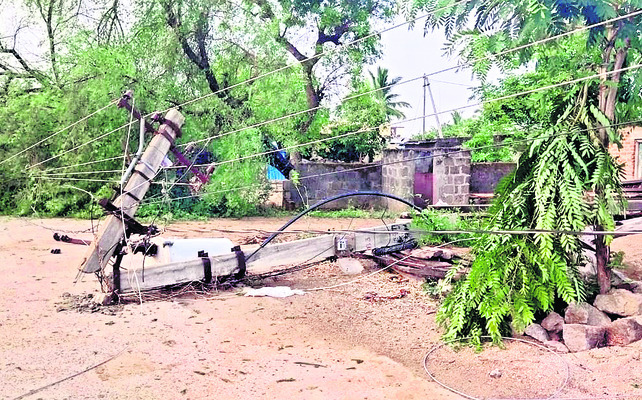 మరిపెడ రూరల్‌: విరిగి పడిన విద్యుత్‌ స్తంభం 1