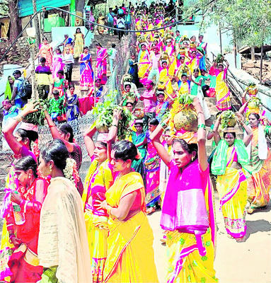 బోనాలతో వెళ్తున్న మత్స్యకార మహిళలు1