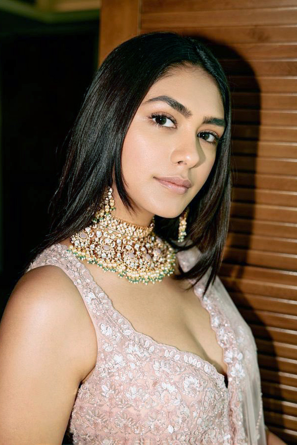 Mrunal Thakur Latest Photos - Sakshi21