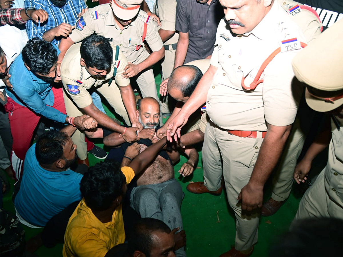 Telangana BJP Chief Bandi Sanjay Arrested At Mid Night Photos - Sakshi1