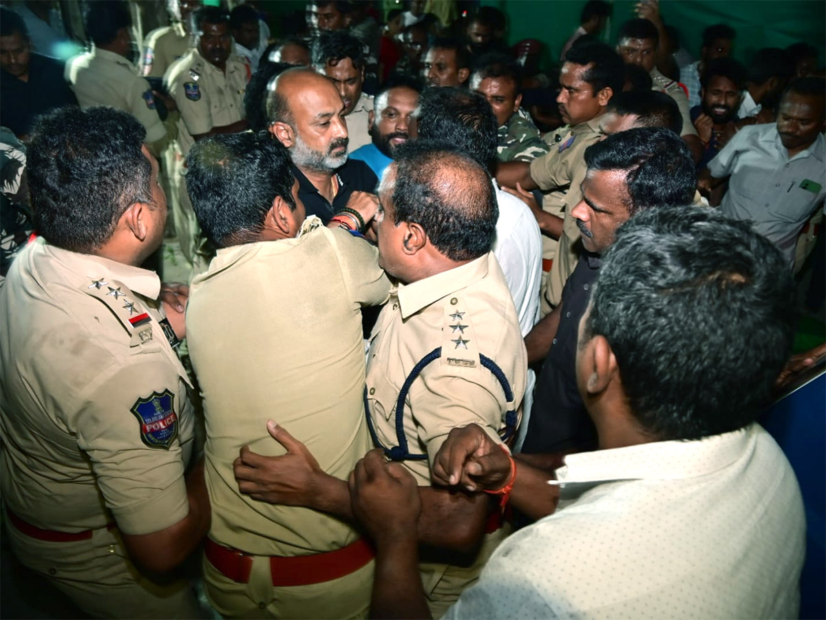 Telangana BJP Chief Bandi Sanjay Arrested At Mid Night Photos - Sakshi11