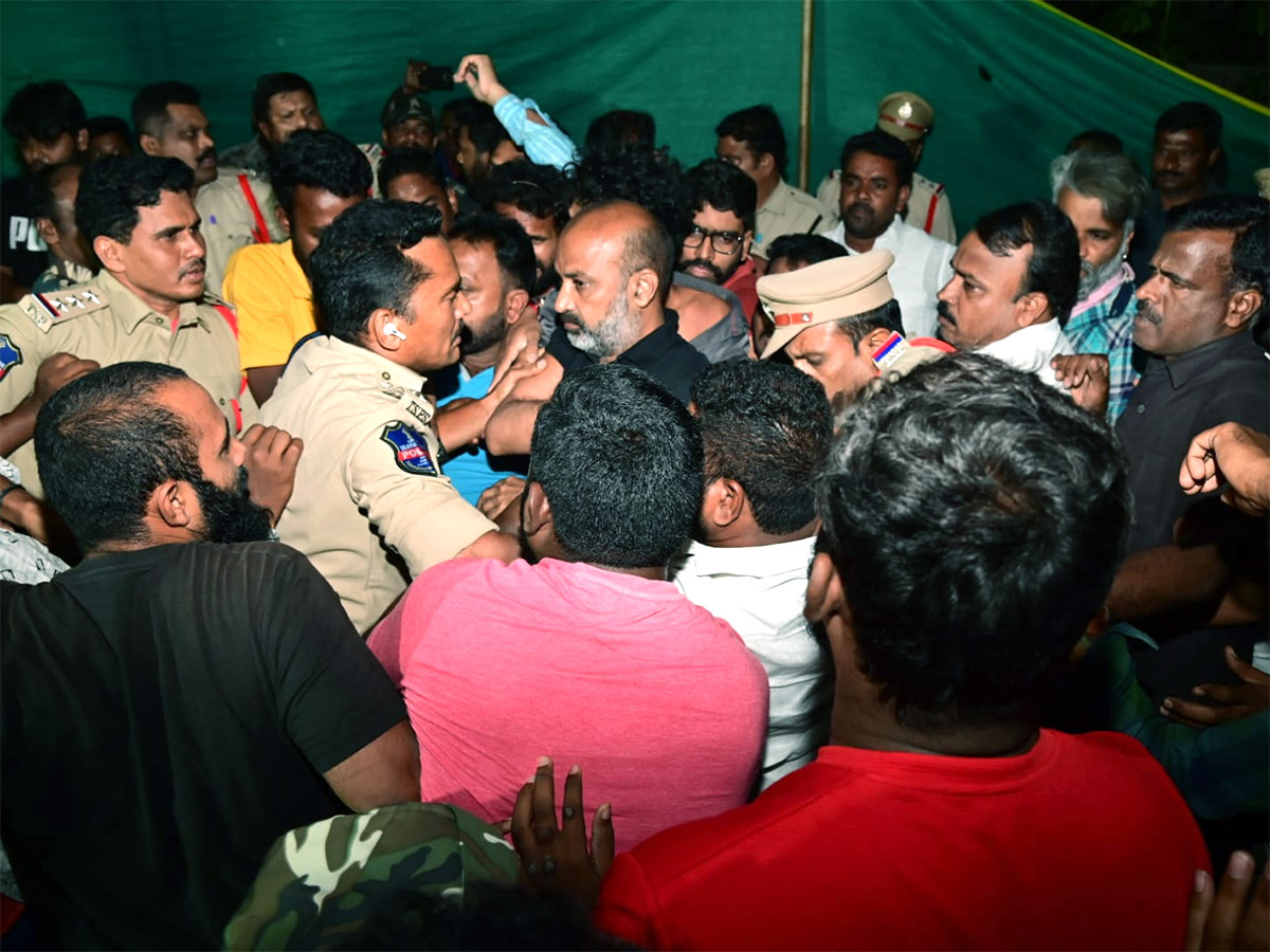 Telangana BJP Chief Bandi Sanjay Arrested At Mid Night Photos - Sakshi12