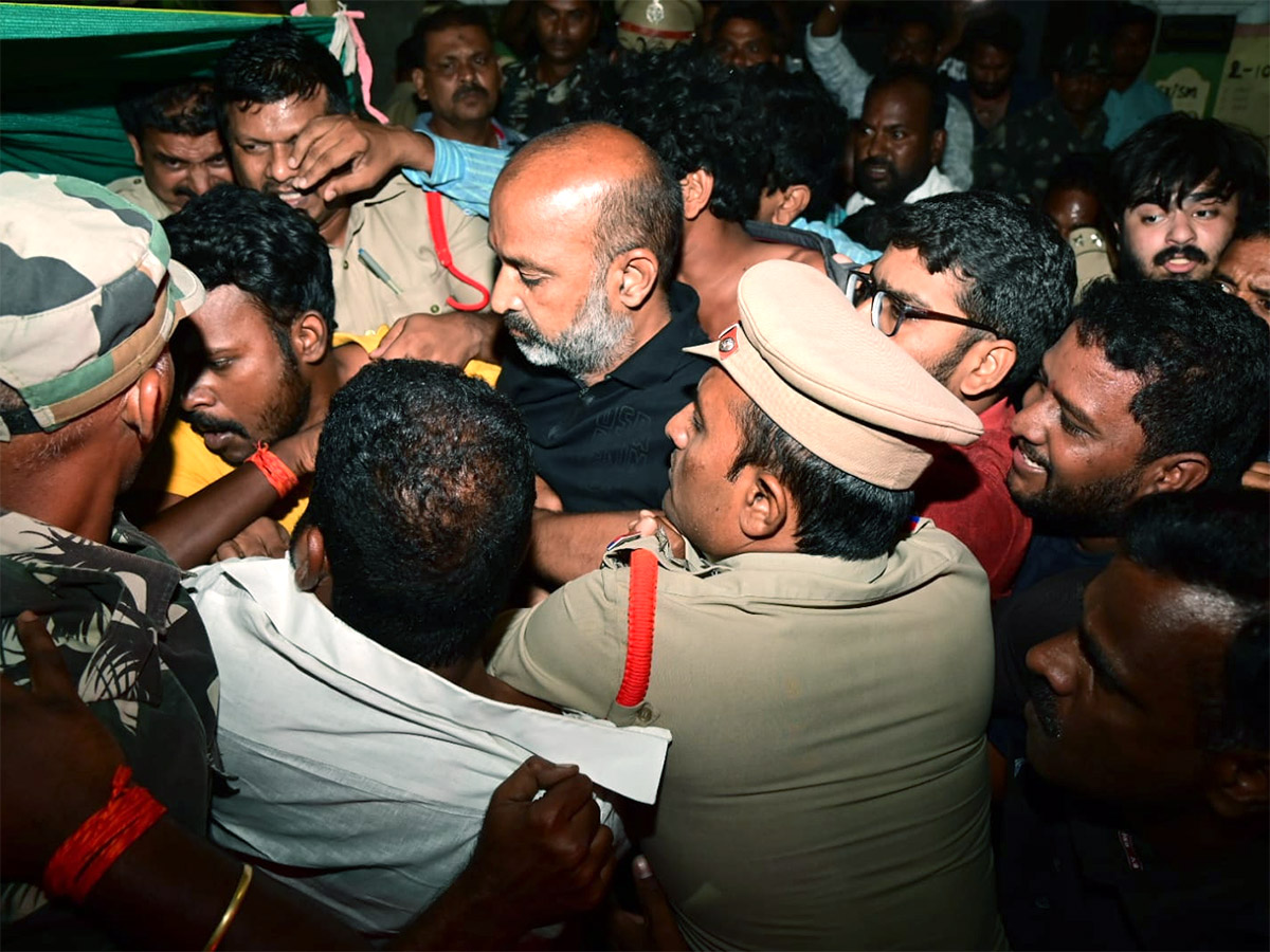 Telangana BJP Chief Bandi Sanjay Arrested At Mid Night Photos - Sakshi14