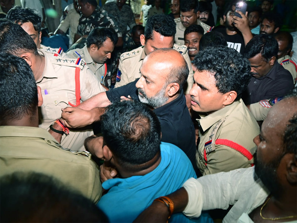 Telangana BJP Chief Bandi Sanjay Arrested At Mid Night Photos - Sakshi15