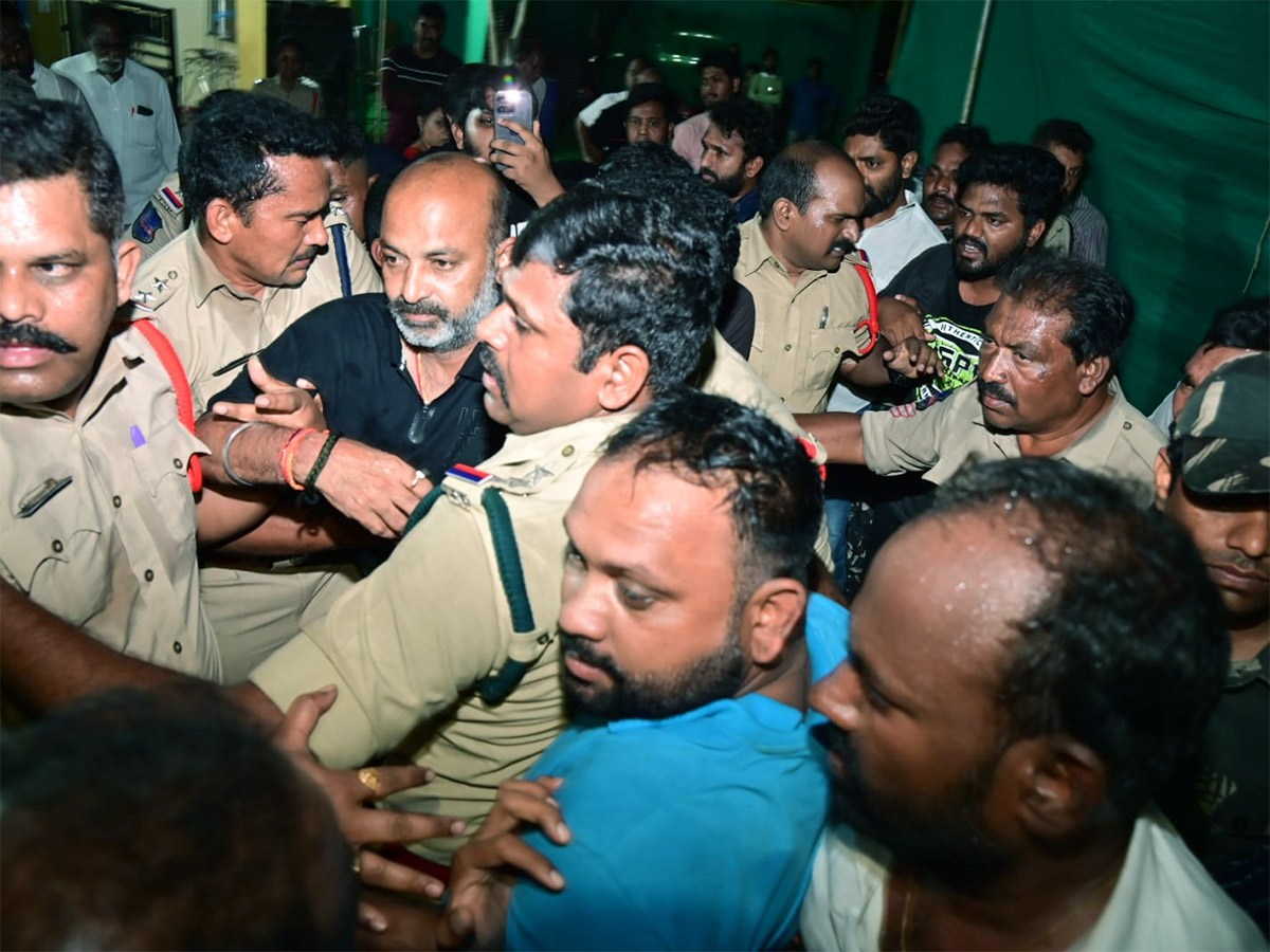 Telangana BJP Chief Bandi Sanjay Arrested At Mid Night Photos - Sakshi17