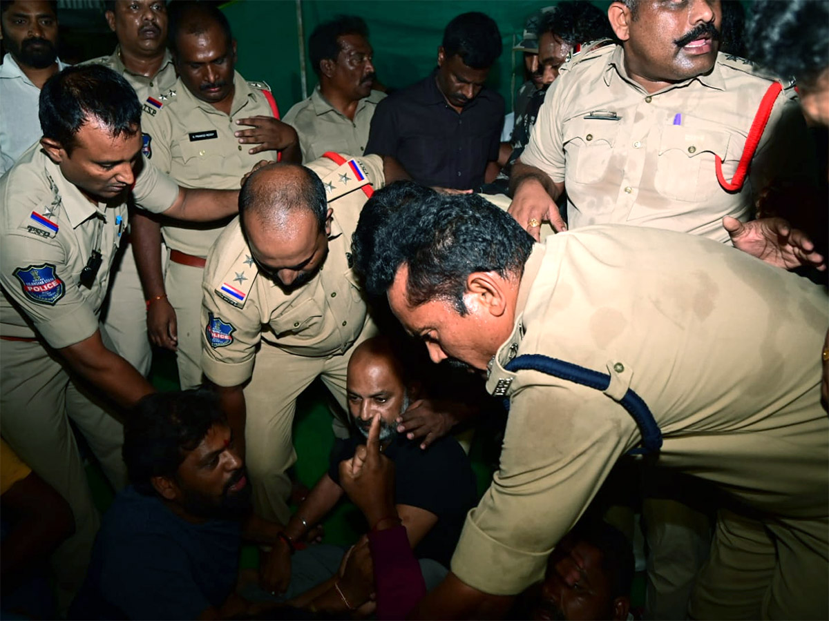 Telangana BJP Chief Bandi Sanjay Arrested At Mid Night Photos - Sakshi18