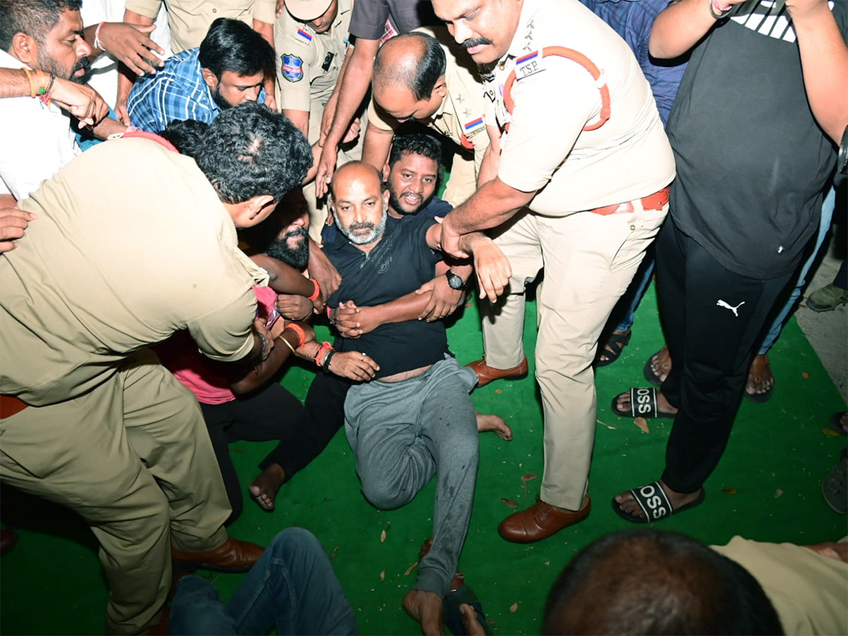 Telangana BJP Chief Bandi Sanjay Arrested At Mid Night Photos - Sakshi2