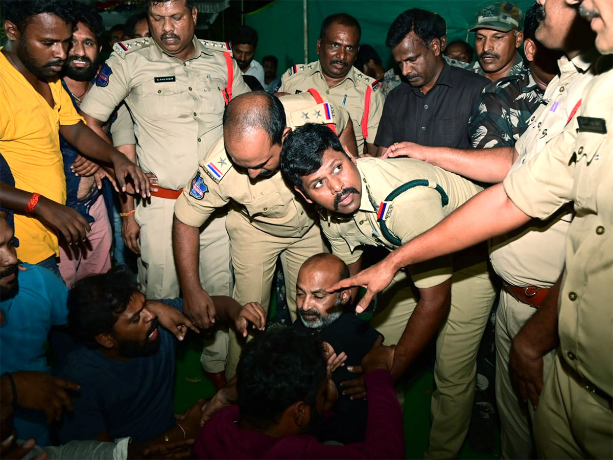 Telangana BJP Chief Bandi Sanjay Arrested At Mid Night Photos - Sakshi19