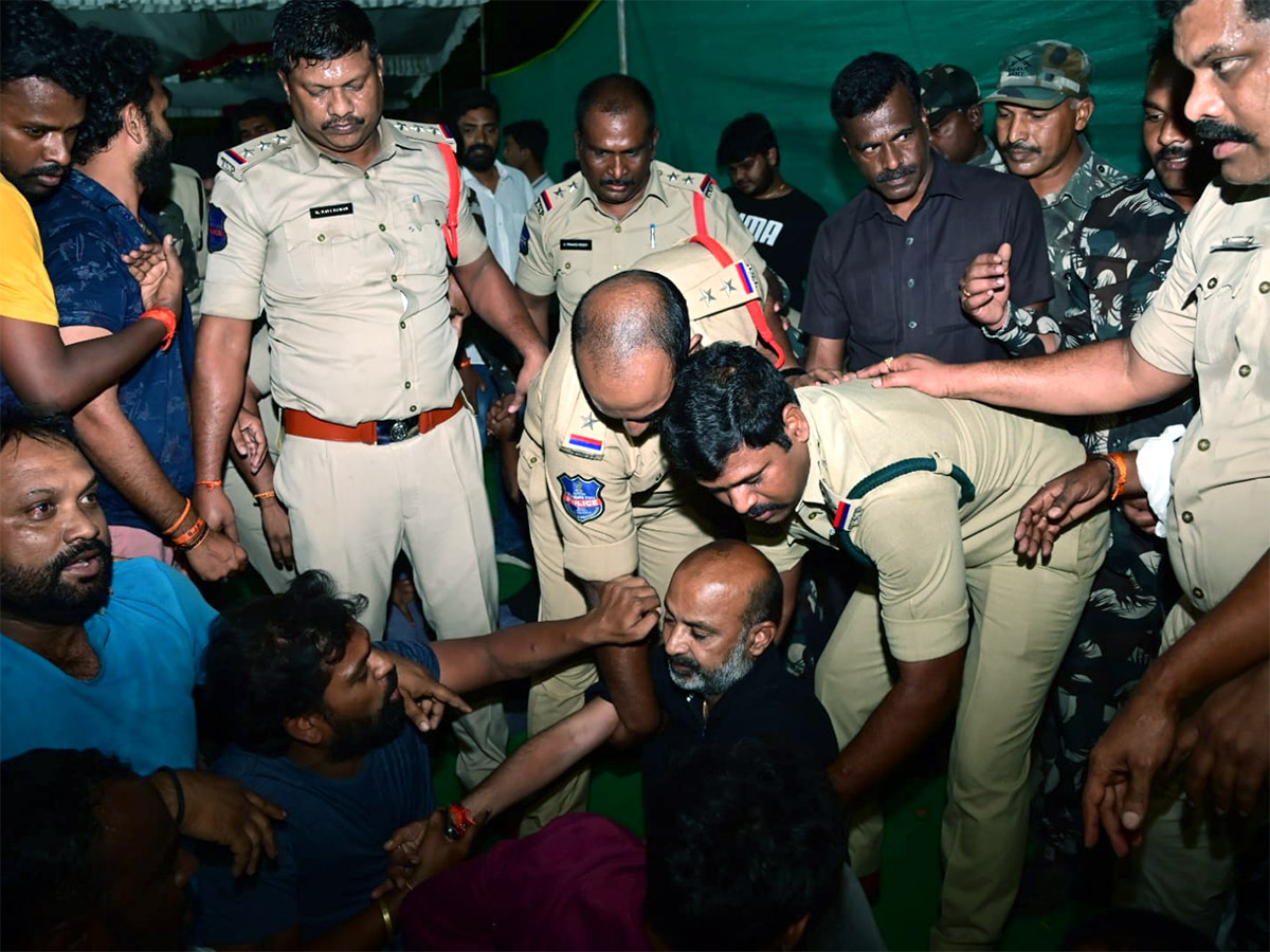 Telangana BJP Chief Bandi Sanjay Arrested At Mid Night Photos - Sakshi20