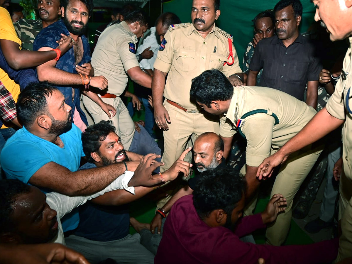 Telangana BJP Chief Bandi Sanjay Arrested At Mid Night Photos - Sakshi21