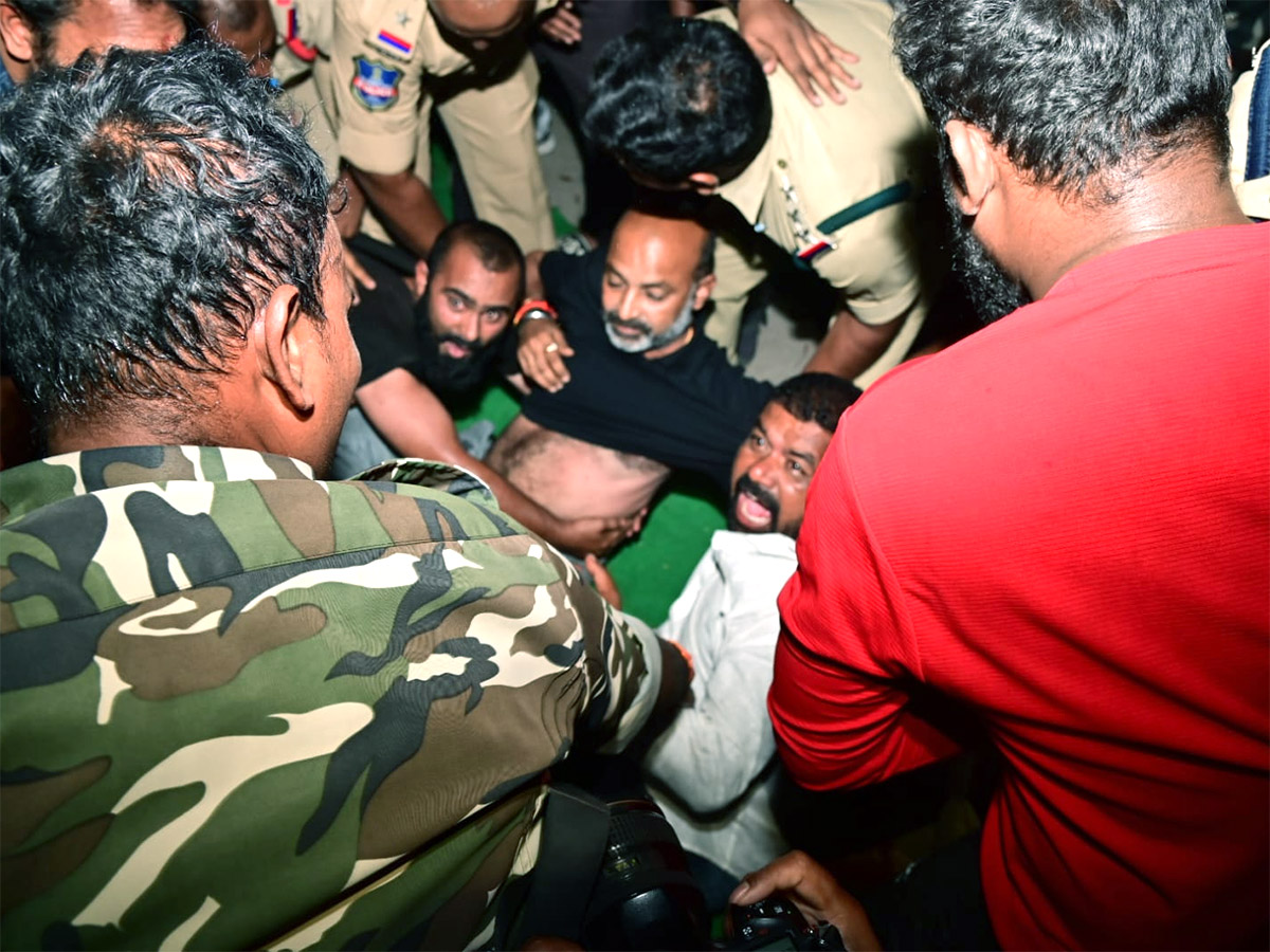 Telangana BJP Chief Bandi Sanjay Arrested At Mid Night Photos - Sakshi22