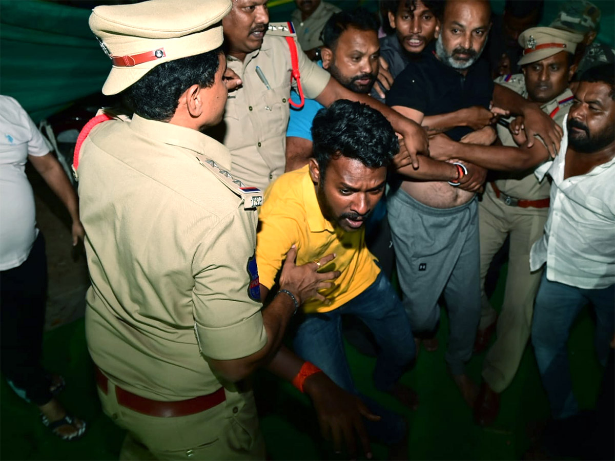 Telangana BJP Chief Bandi Sanjay Arrested At Mid Night Photos - Sakshi25