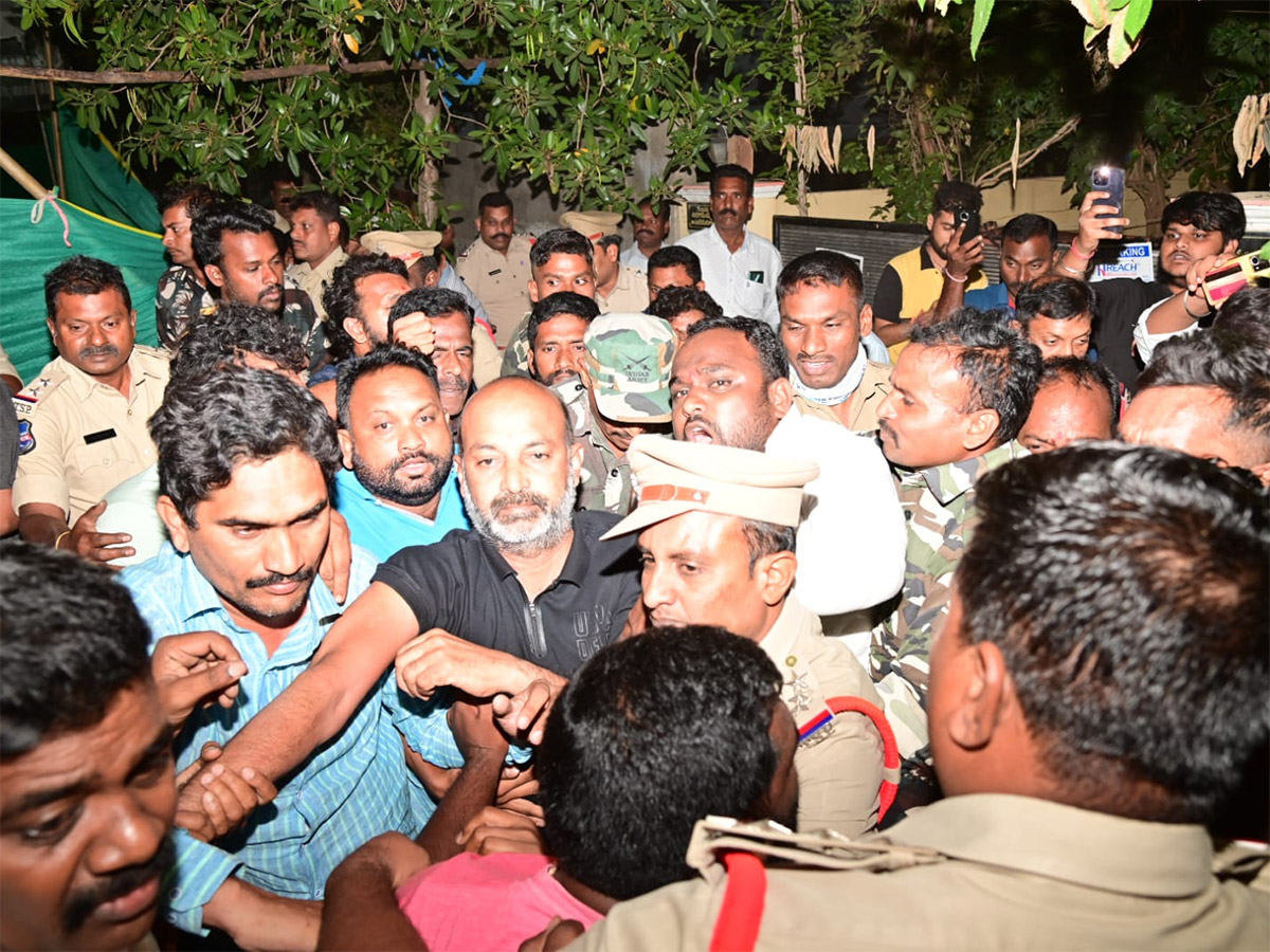 Telangana BJP Chief Bandi Sanjay Arrested At Mid Night Photos - Sakshi27