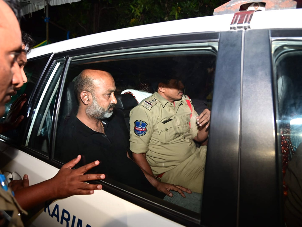 Telangana BJP Chief Bandi Sanjay Arrested At Mid Night Photos - Sakshi3